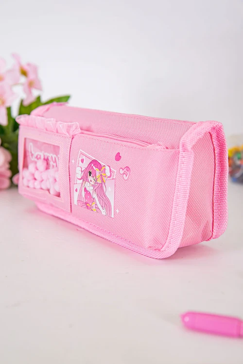 مقلمة مدرسية بناتي لون وردي مزينة بكتابات و رسومات كرتونية من الأمام و بجيوب متعددة