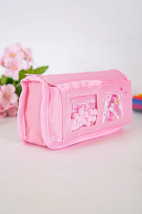 مقلمة مدرسية بناتي لون وردي مزينة بكتابات و رسومات كرتونية من الأمام و بجيوب متعددة