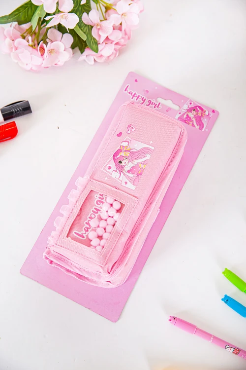 مقلمة مدرسية بناتي لون وردي مزينة بكتابات و رسومات كرتونية من الأمام و بجيوب متعددة