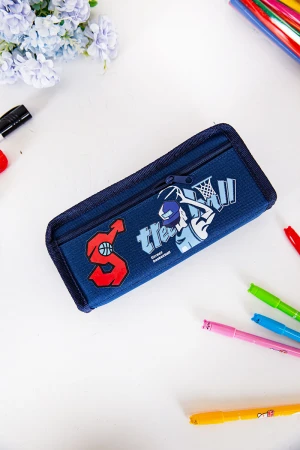 مقلمة مدرسية بناتي لون وردي مزينة بكتابات و رسومات كرتونية من الأمام و بجيوب متعددة 