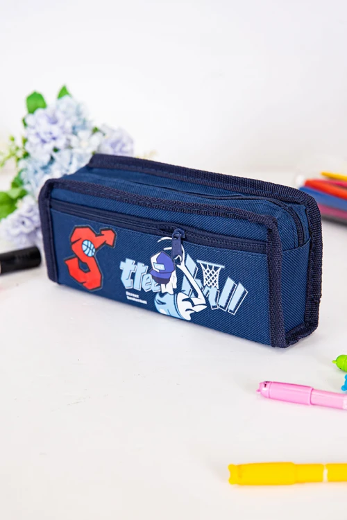 مقلمة مدرسية بناتي لون وردي مزينة بكتابات و رسومات كرتونية من الأمام و بجيوب متعددة