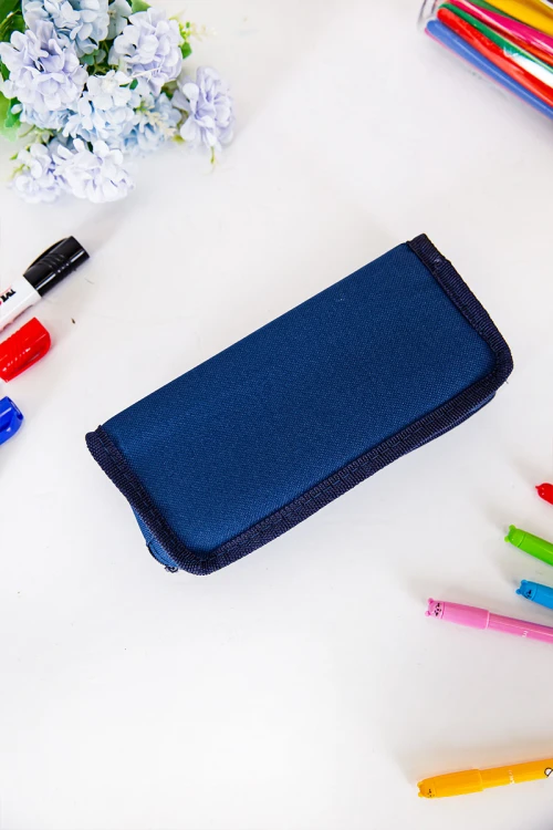 مقلمة مدرسية بناتي لون وردي مزينة بكتابات و رسومات كرتونية من الأمام و بجيوب متعددة