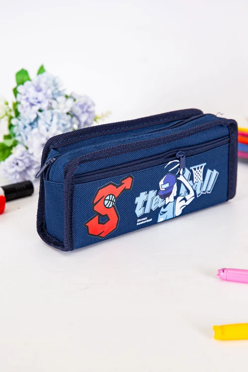 مقلمة مدرسية بناتي لون وردي مزينة بكتابات و رسومات كرتونية من الأمام و بجيوب متعددة