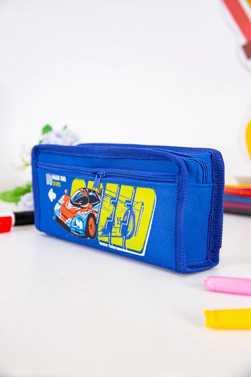 مقلمة مدرسية ولادي لون أزرق مزينة بكتابات و رسومات كرتونية من الأمام و بجيوب متعددة