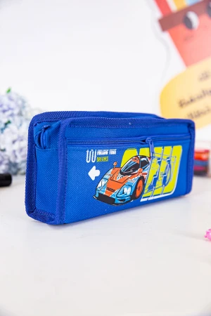 مقلمة مدرسية ولادي لون أزرق مزينة بكتابات و رسومات كرتونية من الأمام و بجيوب متعددة 