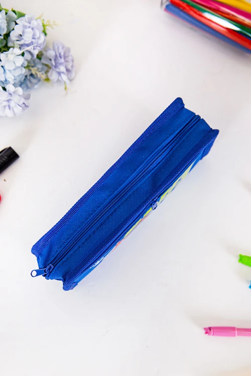 مقلمة مدرسية ولادي لون أزرق مزينة بكتابات و رسومات كرتونية من الأمام و بجيوب متعددة