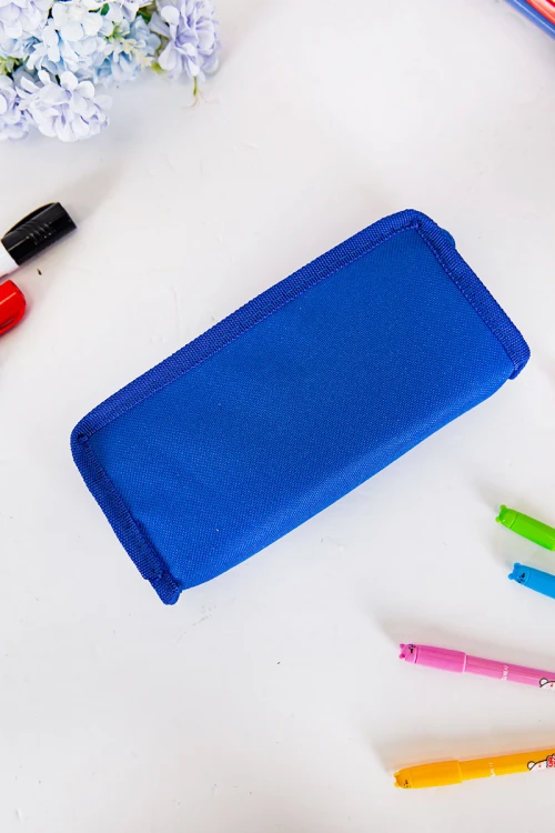 مقلمة مدرسية ولادي لون أزرق مزينة بكتابات و رسومات كرتونية من الأمام و بجيوب متعددة