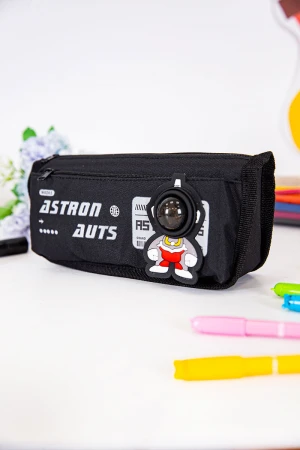 مقلمة مدرسية ولادي لون أسود مزينة بكتابات و رسومات كرتونية من الأمام و بجيوب متعددة 