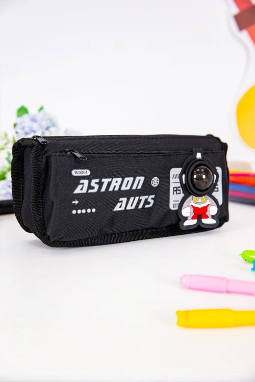 مقلمة مدرسية ولادي لون أسود مزينة بكتابات و رسومات كرتونية من الأمام و بجيوب متعددة