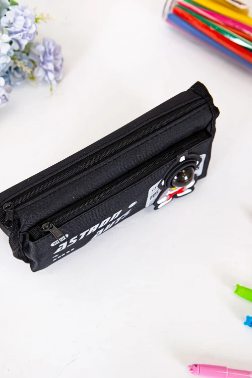 مقلمة مدرسية ولادي لون أسود مزينة بكتابات و رسومات كرتونية من الأمام و بجيوب متعددة