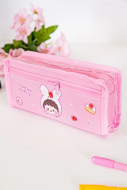 مقلمة مدرسية بناتي لون وردي مزينة بكتابات و رسومات كرتونية من الأمام و بجيوب متعددة