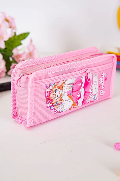 مقلمة مدرسية بناتي لون وردي مزينة بكتابات و رسومات كرتونية من الأمام و بجيوب متعددة