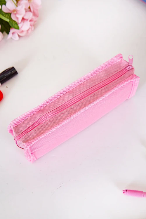 مقلمة مدرسية بناتي لون وردي مزينة بكتابات و رسومات كرتونية من الأمام و بجيوب متعددة