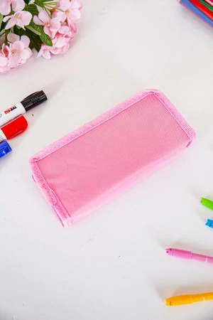 مقلمة مدرسية بناتي لون وردي مزينة بكتابات و رسومات كرتونية من الأمام و بجيوب متعددة 