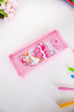 مقلمة مدرسية بناتي لون وردي مزينة بكتابات و رسومات كرتونية من الأمام و بجيوب متعددة 