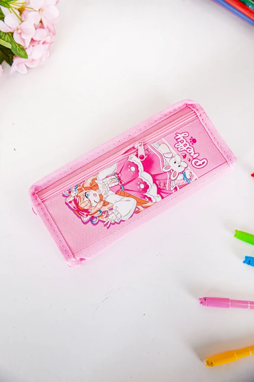 مقلمة مدرسية بناتي لون وردي مزينة بكتابات و رسومات كرتونية من الأمام و بجيوب متعددة