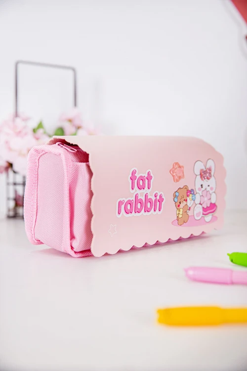 مقلمة مدرسية بناتي لون وردي مزينة بكتابات و رسومات كرتونية من الأمام و بجيوب متعددة