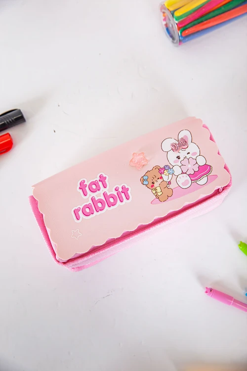 مقلمة مدرسية بناتي لون وردي مزينة بكتابات و رسومات كرتونية من الأمام و بجيوب متعددة