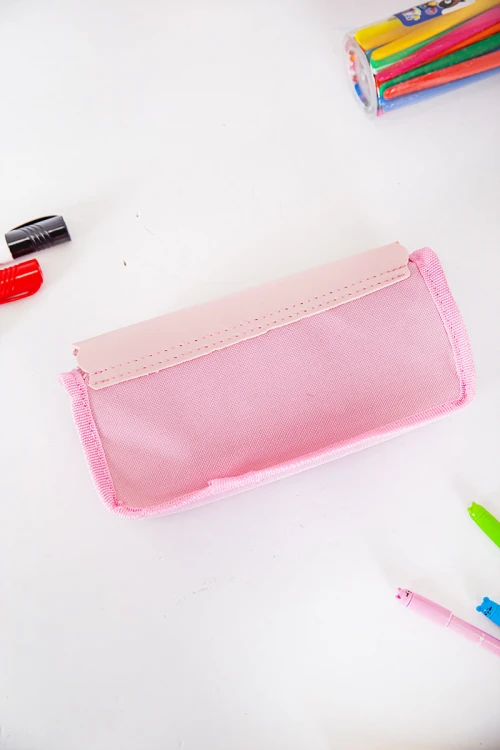 مقلمة مدرسية بناتي لون وردي مزينة بكتابات و رسومات كرتونية من الأمام و بجيوب متعددة