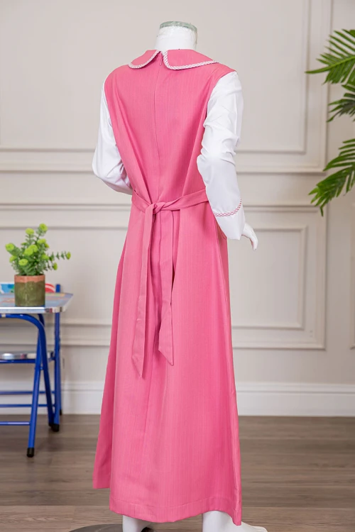 مريول بناتي مدرسي لون وردي مع قميص أبيض متصل بياقة مطوية و جيوب من الأمام و سحاب و رباط في الخلف