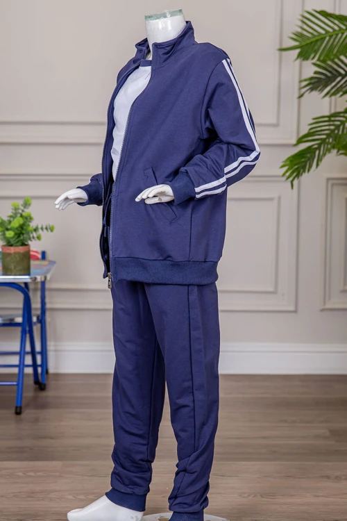 طقم رياضي بناتي مدارس 3 قطع لون كحلي تيشيرت أبيض داخلي و جاكيت ذو أكمام طويلة بسحاب و جيوب من الأمام و بنطلون برباط و زم من الأسفل