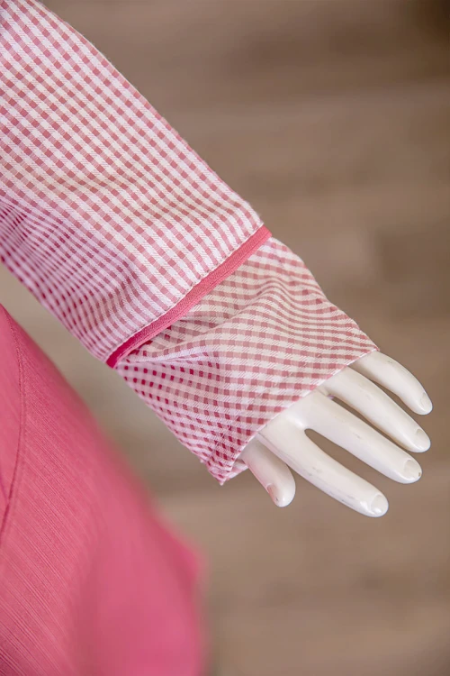 مريول بناتي مدرسي لون وردي مع قميص مربعات متصل بياقة مطوية و سحاب من الأمام و رباط في الخلف