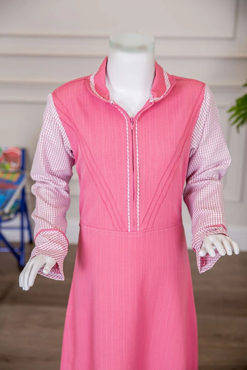 مريول بناتي مدرسي لون وردي مع قميص مربعات متصل بياقة مطوية و سحاب من الأمام و رباط في الخلف