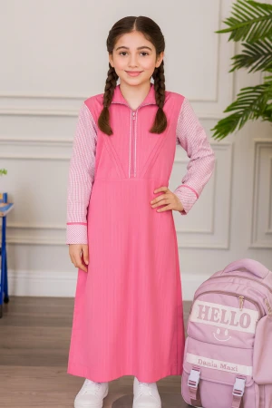 مريول بناتي مدرسي لون وردي مع قميص مربعات متصل بياقة مطوية و سحاب من الأمام و رباط في الخلف 