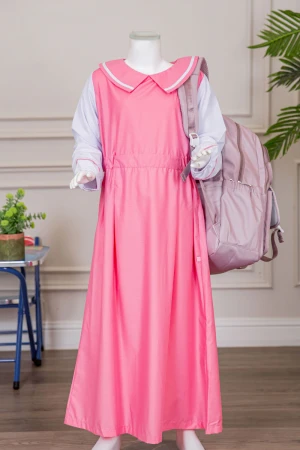 مريول بناتي مدرسي لون وردي مع قميص أبيض متصل بياقة مطوية و بخصر مزموم و سحاب من الخلف 