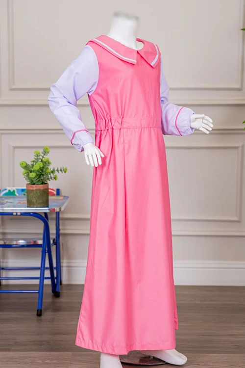 مريول بناتي مدرسي لون وردي مع قميص أبيض متصل بياقة مطوية و بخصر مزموم و سحاب من الخلف