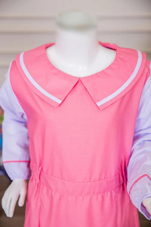 مريول بناتي مدرسي لون وردي مع قميص أبيض متصل بياقة مطوية و بخصر مزموم و سحاب من الخلف