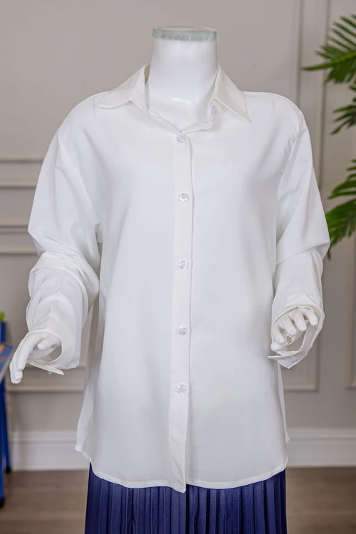 مريول بناتي مدرسي مرحلة الثانوي قطعتين قميص أبيض بياقة مطوية و بأزرار من الأمام و الأكمام و تنورة لون كحلي بكسرات و خصر مزموم