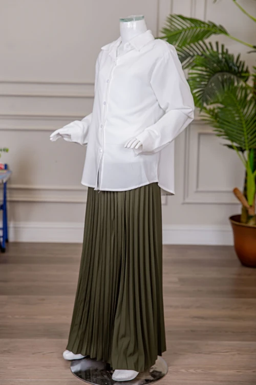 مريول بناتي مدرسي مرحلة المتوسط قطعتين قميص أبيض بياقة مطوية و بأزرار من الأمام و الأكمام و تنورة لون زيتي بكسرات و خصر مزموم