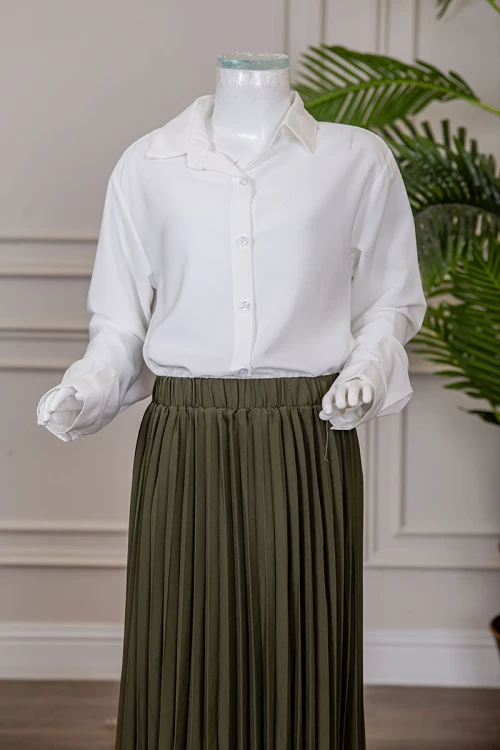 مريول بناتي مدرسي مرحلة المتوسط قطعتين قميص أبيض بياقة مطوية و بأزرار من الأمام و الأكمام و تنورة لون زيتي بكسرات و خصر مزموم