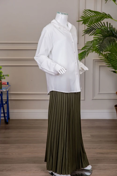 مريول بناتي مدرسي مرحلة المتوسط قطعتين قميص أبيض بياقة مطوية و بأزرار من الأمام و الأكمام و تنورة لون زيتي بكسرات و خصر مزموم