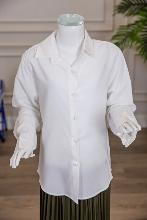 مريول بناتي مدرسي مرحلة المتوسط قطعتين قميص أبيض بياقة مطوية و بأزرار من الأمام و الأكمام و تنورة لون زيتي بكسرات و خصر مزموم