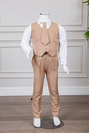 زي مدرسي ولادي 3 قطع قميص أبيض بياقة مطوية و أزرار من الأمام و الأكمام و بنطلون بيج