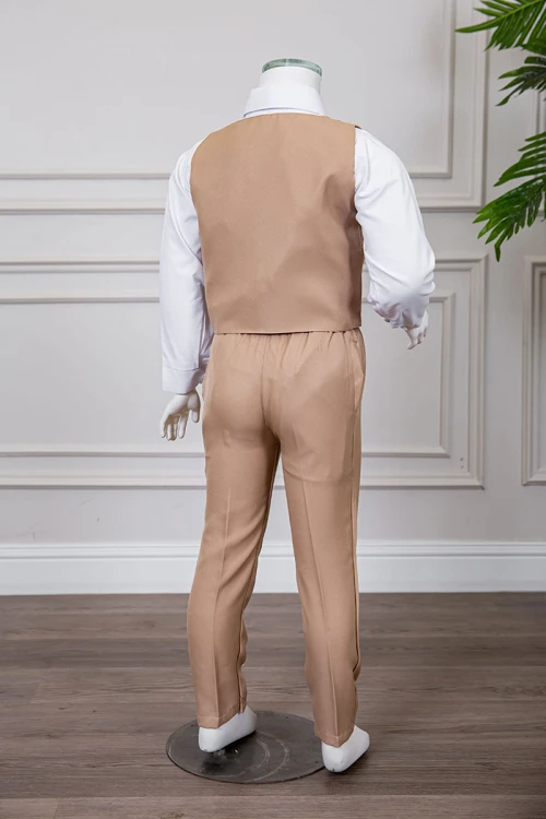 زي مدرسي ولادي 3 قطع قميص أبيض بياقة مطوية و أزرار من الأمام و الأكمام و بنطلون بيج