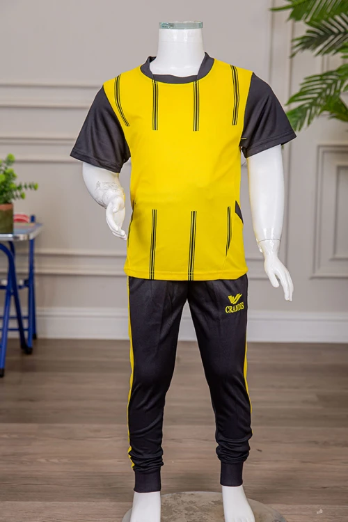 طقم ولادي رياضي قطعتين تيشيرت لون أصفر مقلم باللون الأسود و بنطلون طويل لون أسود مخطط باللون الأصفر من الجانبين و بزم من الأسفل