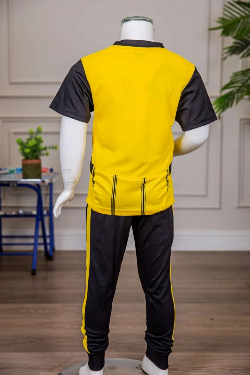 طقم ولادي رياضي قطعتين تيشيرت لون أصفر مقلم باللون الأسود و بنطلون طويل لون أسود مخطط باللون الأصفر من الجانبين و بزم من الأسفل