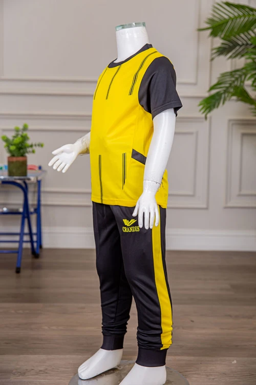 طقم ولادي رياضي قطعتين تيشيرت لون أصفر مقلم باللون الأسود و بنطلون طويل لون أسود مخطط باللون الأصفر من الجانبين و بزم من الأسفل