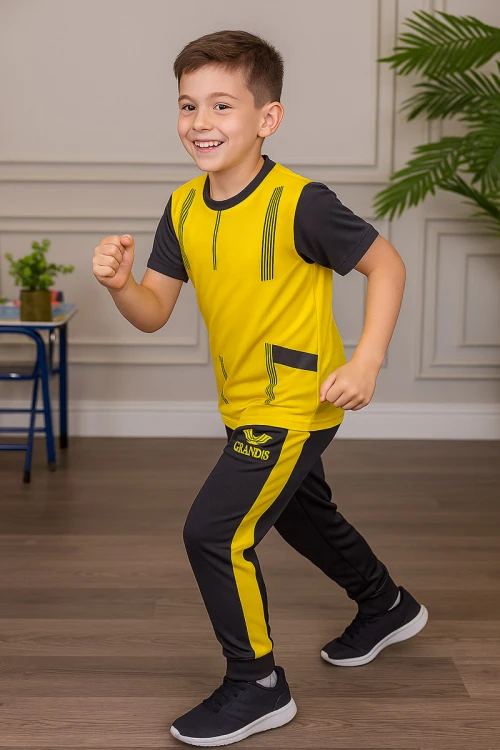 طقم ولادي رياضي قطعتين تيشيرت لون أصفر مقلم باللون الأسود و بنطلون طويل لون أسود مخطط باللون الأصفر من الجانبين و بزم من الأسفل