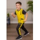 طقم ولادي رياضي قطعتين تيشيرت لون أصفر مقلم باللون الأسود و بنطلون طويل لون أسود مخطط باللون الأصفر من الجانبين و بزم من الأسفل
