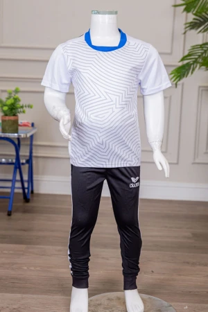 طقم ولادي رياضي قطعتين تيشيرت لون أبيض مقلم باللون الرمادي ياقة باللون الأزرق و بنطلون طويل لون أسود مخطط باللون الأبيض من الجانبين و بزم من الأسفل
