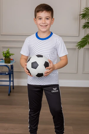 طقم ولادي رياضي قطعتين تيشيرت لون أبيض مقلم باللون الرمادي ياقة باللون الأزرق و بنطلون طويل لون أسود مخطط باللون الأبيض من الجانبين و بزم من الأسفل