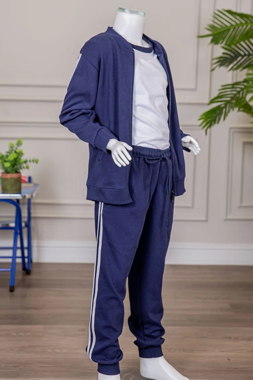 طقم رياضي بناتي مدارس 3 قطع لون كحلي تيشيرت أبيض داخلي و جاكيت ذو أكمام طويلة بسحاب و جيوب من الأمام و بنطلون برباط و زم من الأسفل