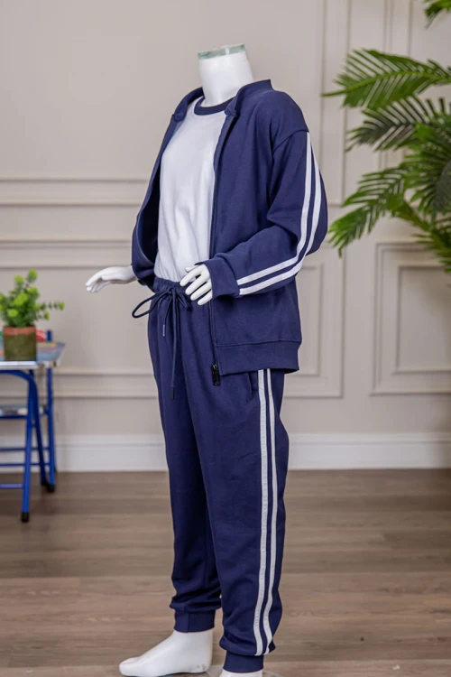 طقم رياضي بناتي مدارس 3 قطع لون كحلي تيشيرت أبيض داخلي و جاكيت ذو أكمام طويلة بسحاب و جيوب من الأمام و بنطلون برباط و زم من الأسفل