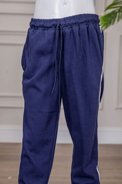 طقم رياضي بناتي مدارس 3 قطع لون كحلي تيشيرت أبيض داخلي و جاكيت ذو أكمام طويلة بسحاب و جيوب من الأمام و بنطلون برباط و زم من الأسفل