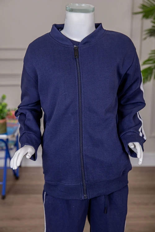 طقم رياضي بناتي مدارس 3 قطع لون كحلي تيشيرت أبيض داخلي و جاكيت ذو أكمام طويلة بسحاب و جيوب من الأمام و بنطلون برباط و زم من الأسفل