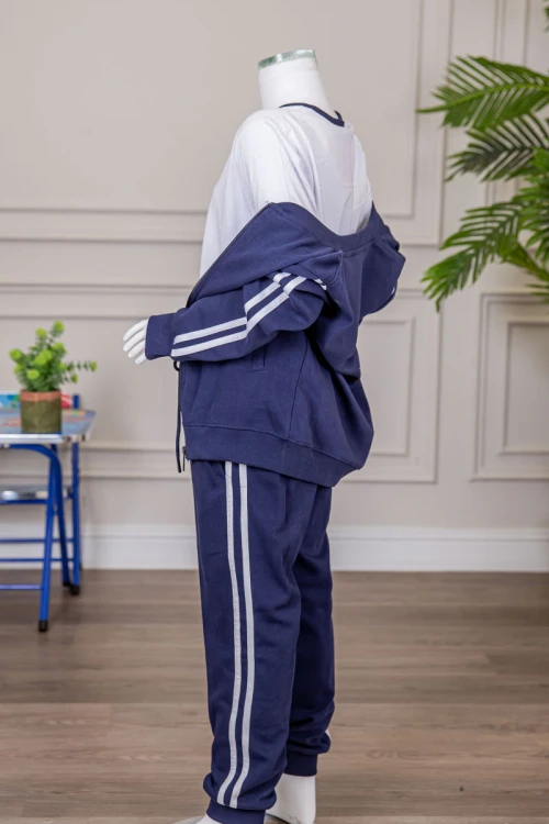 طقم رياضي بناتي مدارس 3 قطع لون كحلي تيشيرت أبيض داخلي و جاكيت ذو أكمام طويلة بسحاب و جيوب من الأمام و بنطلون برباط و زم من الأسفل